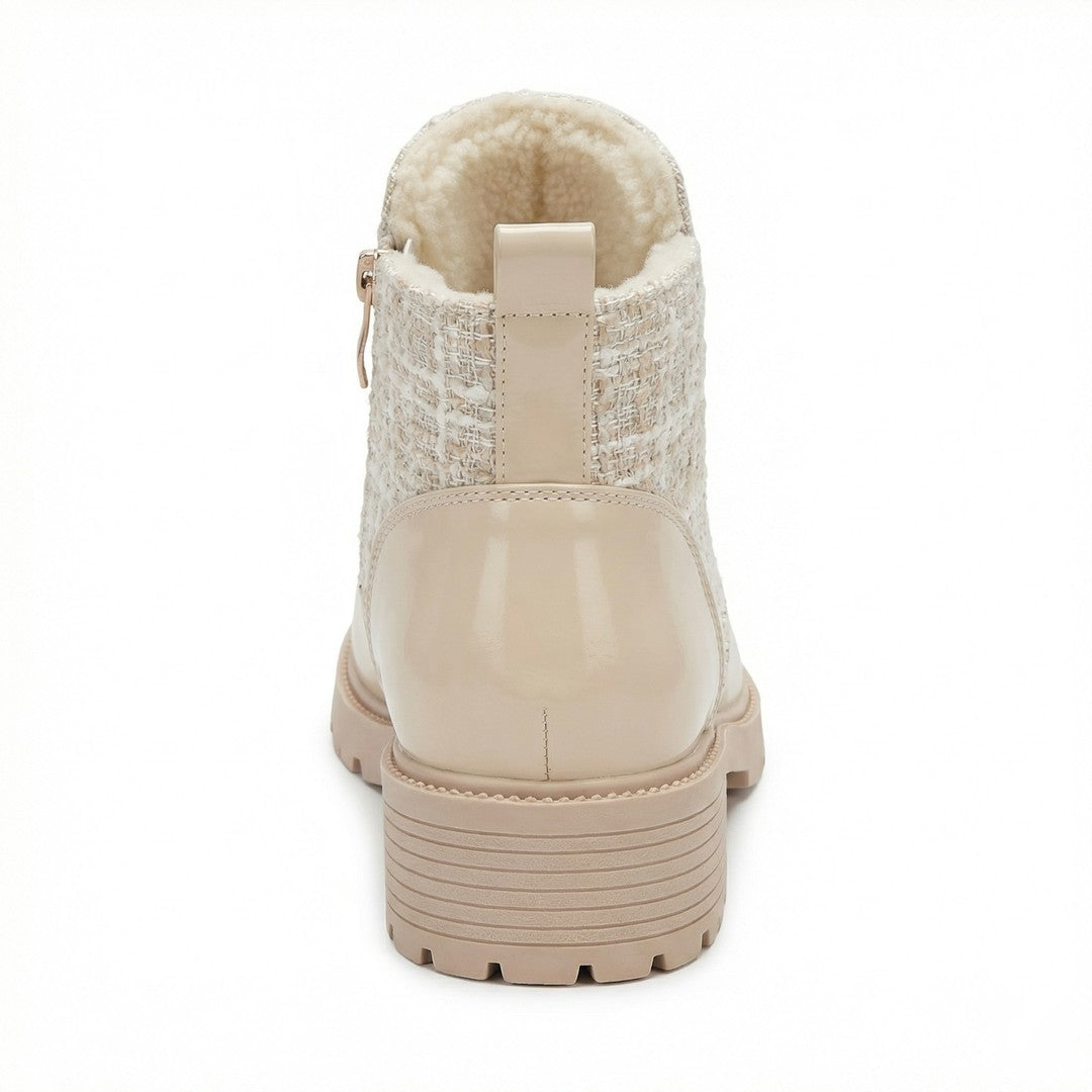 Woman wearing the Ariadne women's sandals, model view