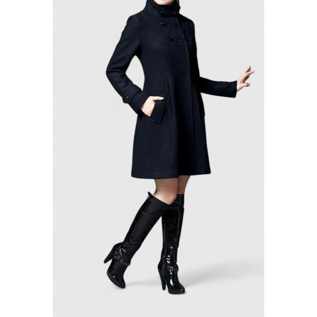 Woman wearing the Aveline women's long-sleeve jacket, detail view