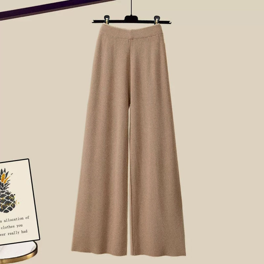 Woman wearing the Clementine women's set, detail view