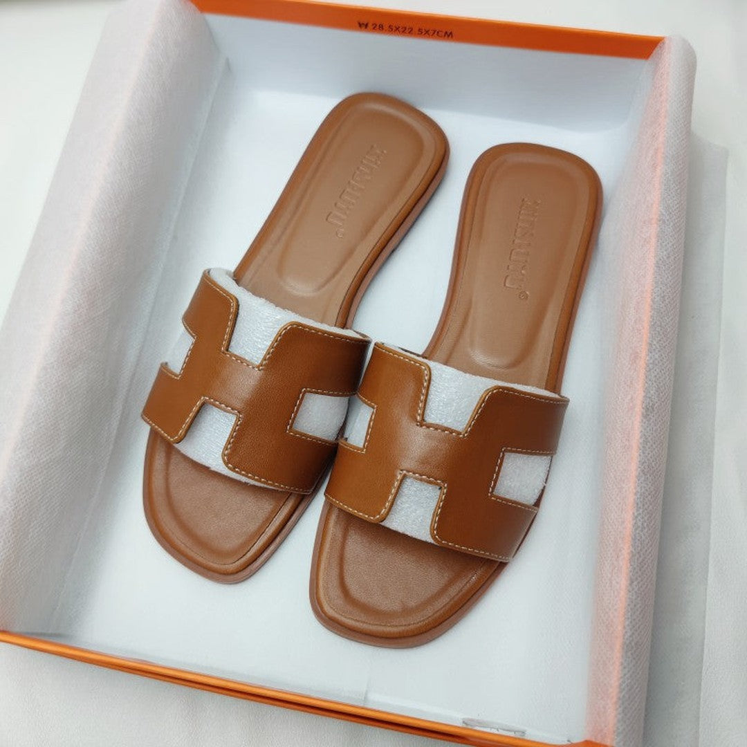 Woman wearing the Dahlia women's leather sandals, detail view