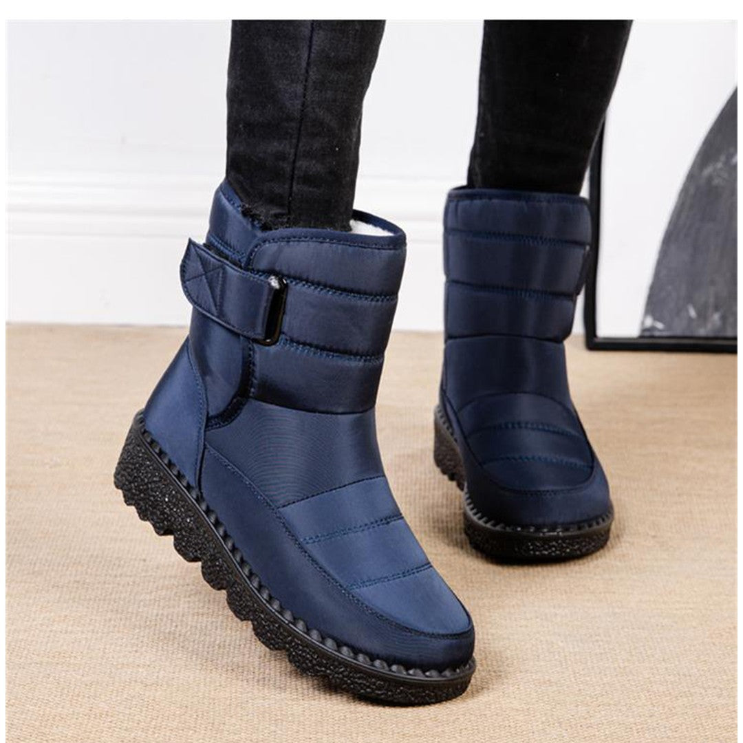 Man wearing the Desmond men's waterproof boots, side view