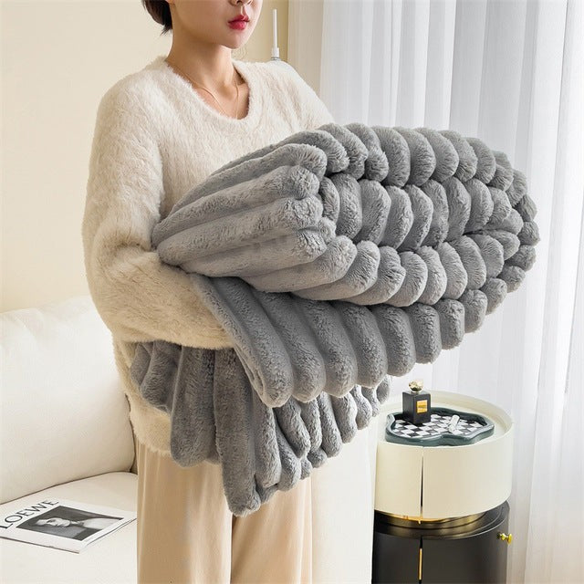Long pile faux fur throw blanket - product photo 2