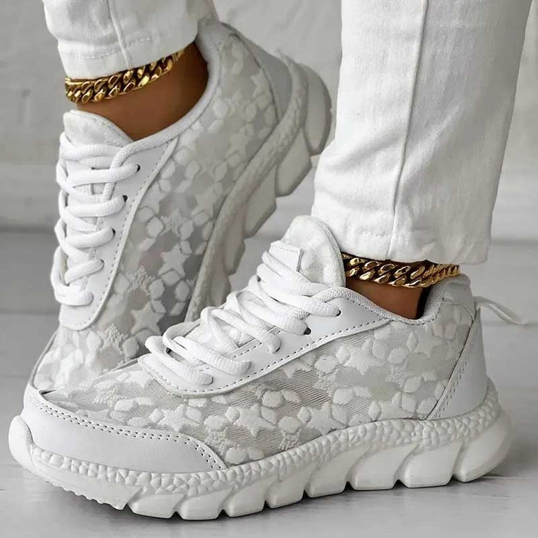 Woman wearing the Elodie women's sneakers, front view