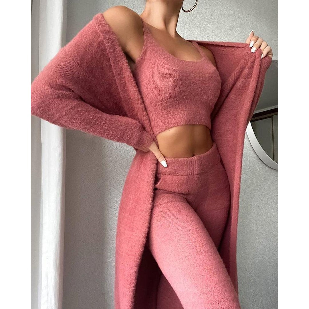 Woman wearing the Emmeline women's set, detail view