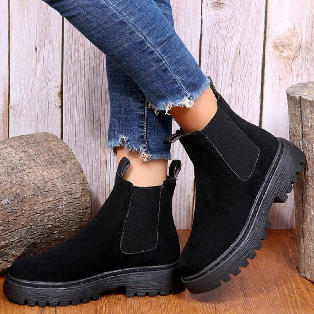 Woman wearing the Halle women's boots, detail view