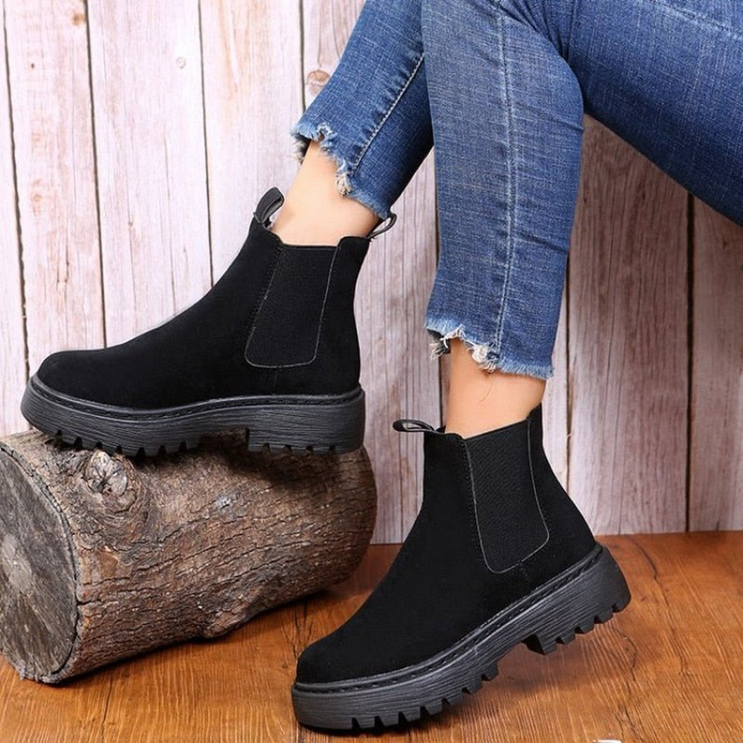 Woman wearing the Halle women's boots, model view