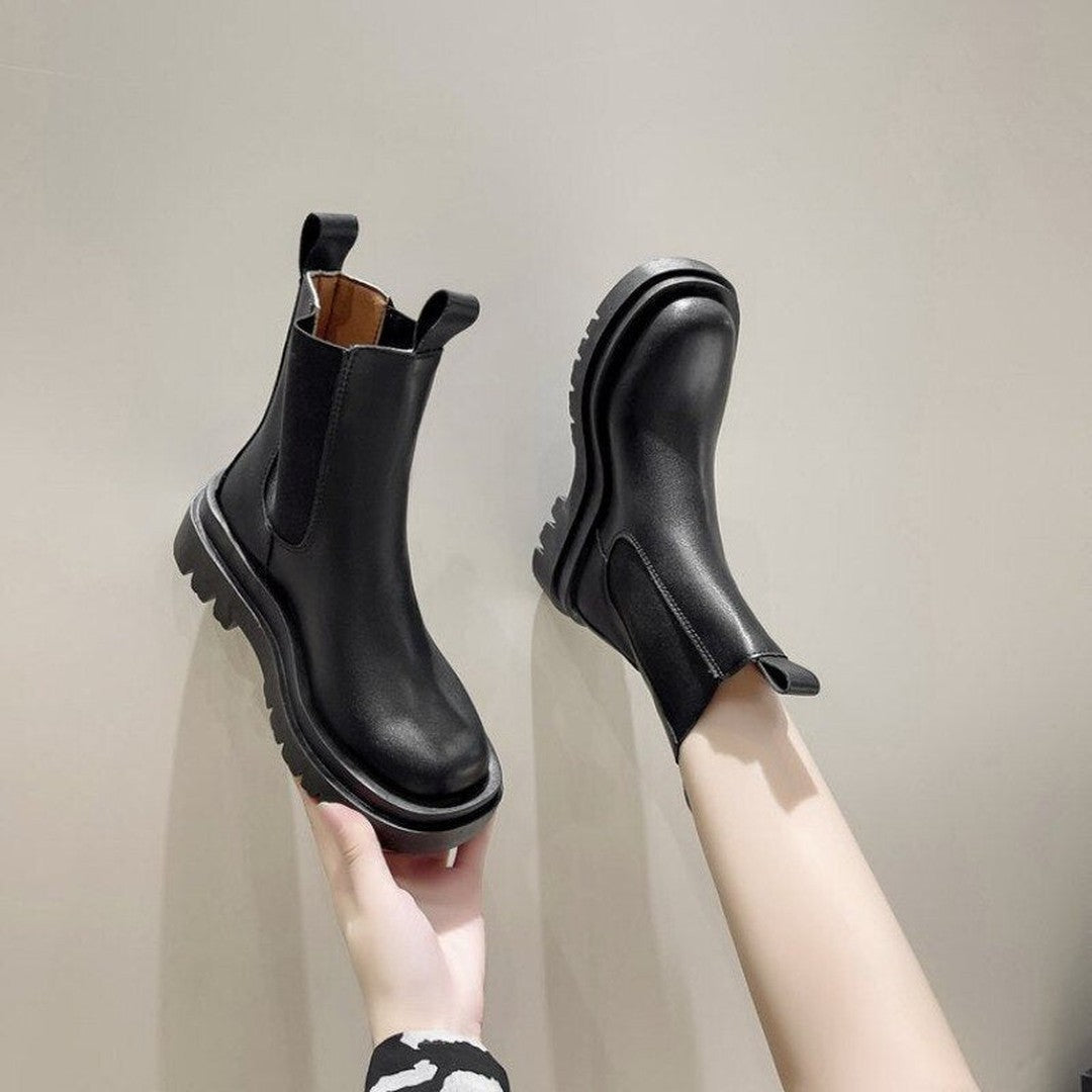 Woman wearing the Ingrid women's boots, back view