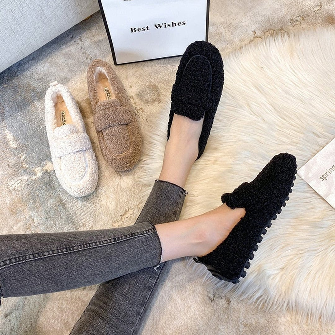 Woman wearing the Jessa women's shoes, model view