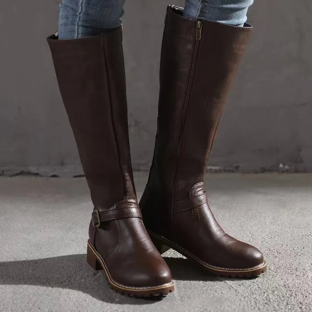 Woman wearing the Melisande women's classic boots, back view