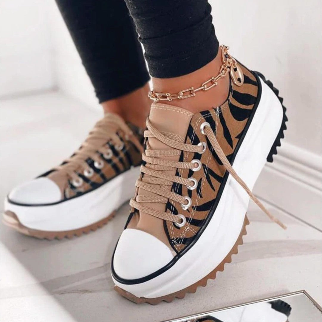 Woman wearing the Mila women's sneakers, 9 view