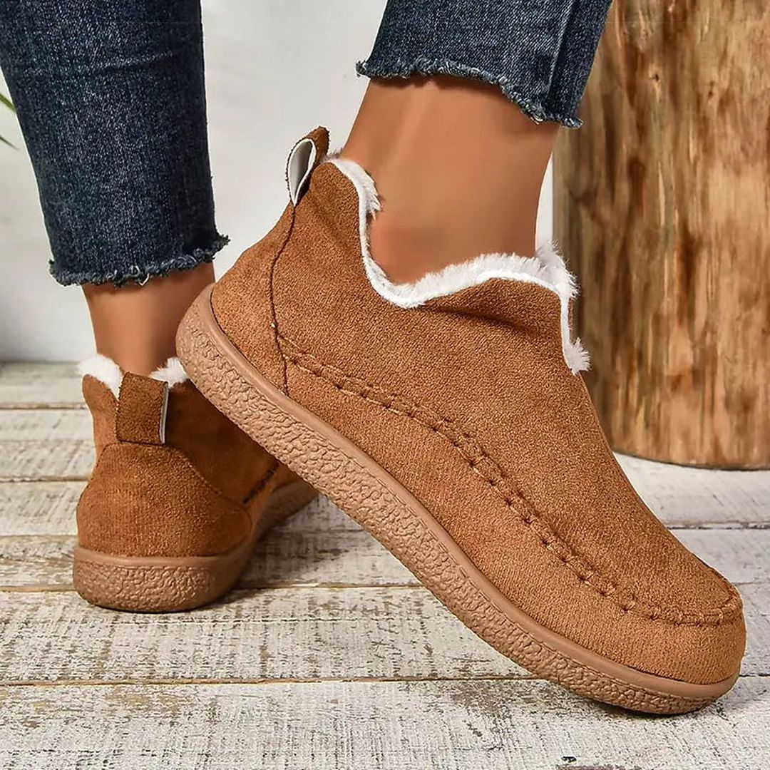 Woman wearing the Rylee women's boots, detail view