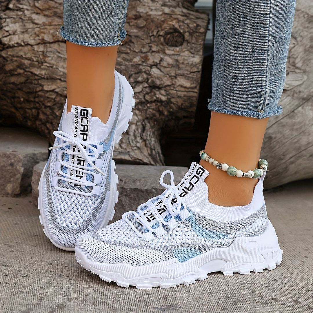 Woman wearing the Sable women's sneakers, model view