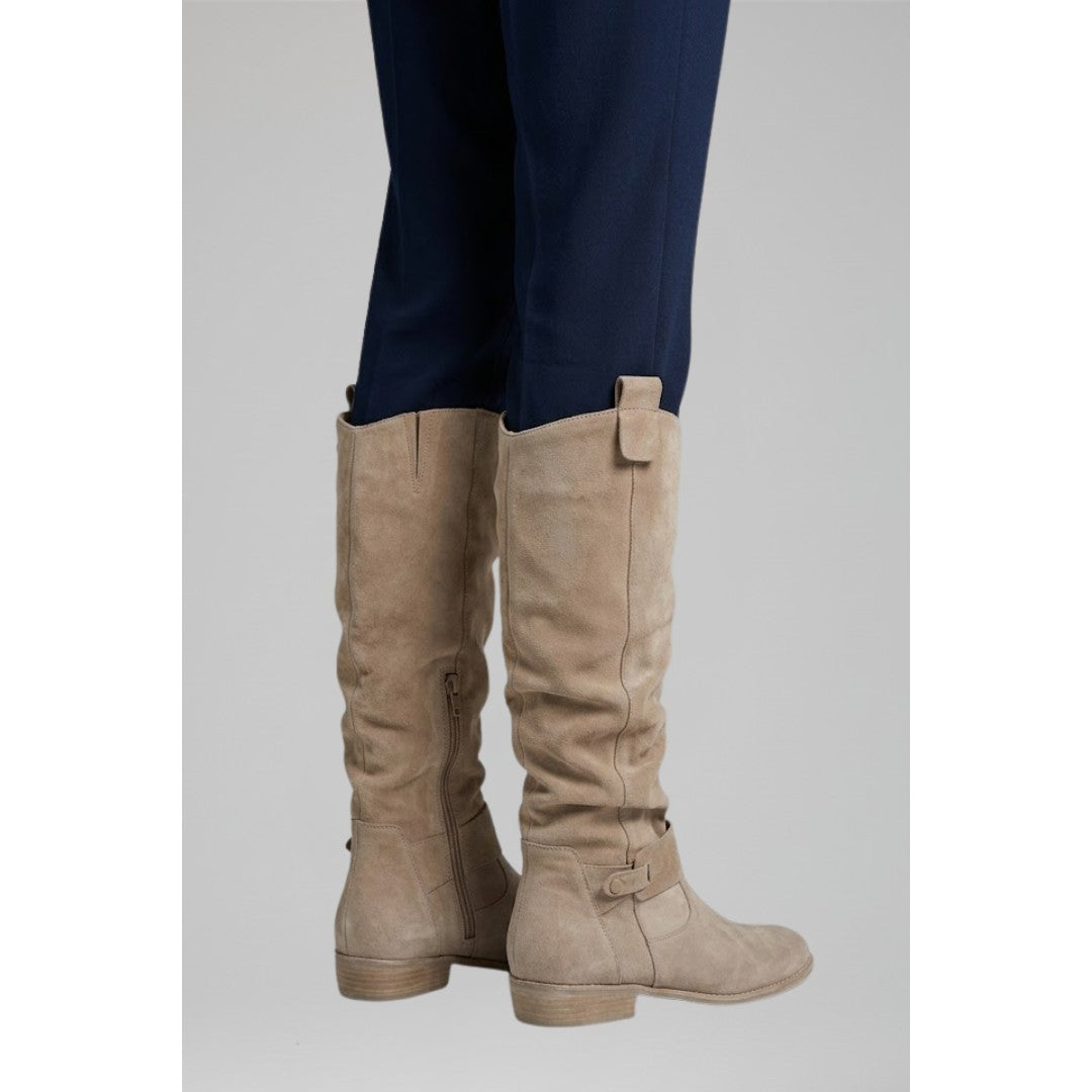 Woman wearing the Sabrina women's boots, detail view
