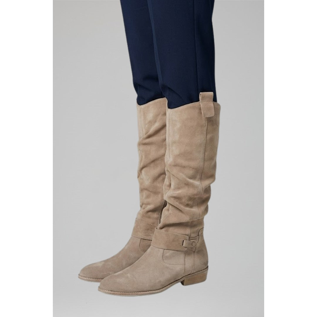 Woman wearing the Sabrina women's boots, model view