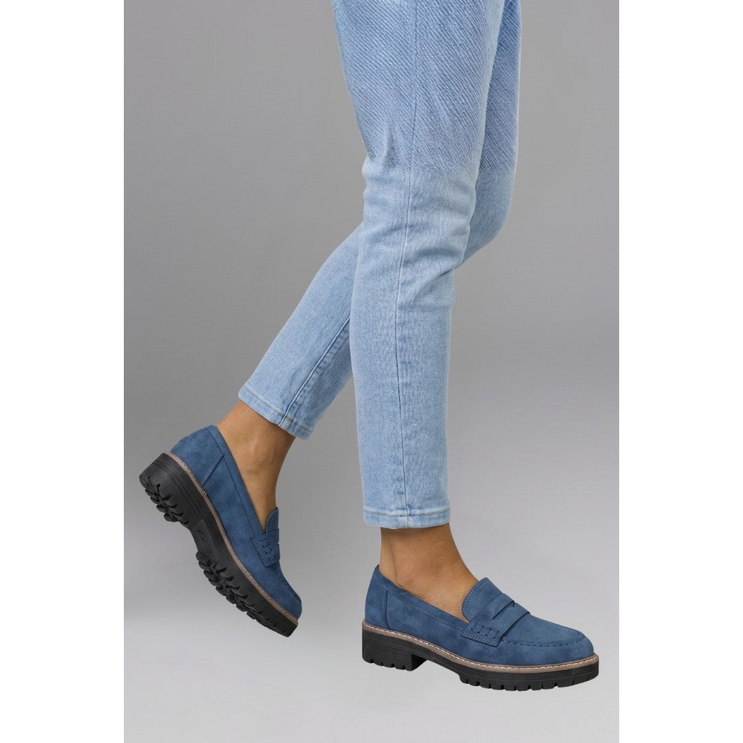 Woman wearing the Santiago women's leather loafers, 10 view