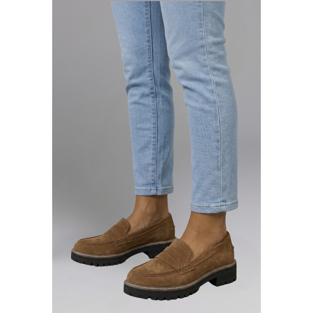 Woman wearing the Santiago women's leather loafers, detail view