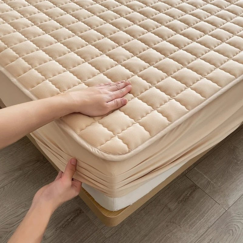 Fitted waterproof mattress protector - product photo 3