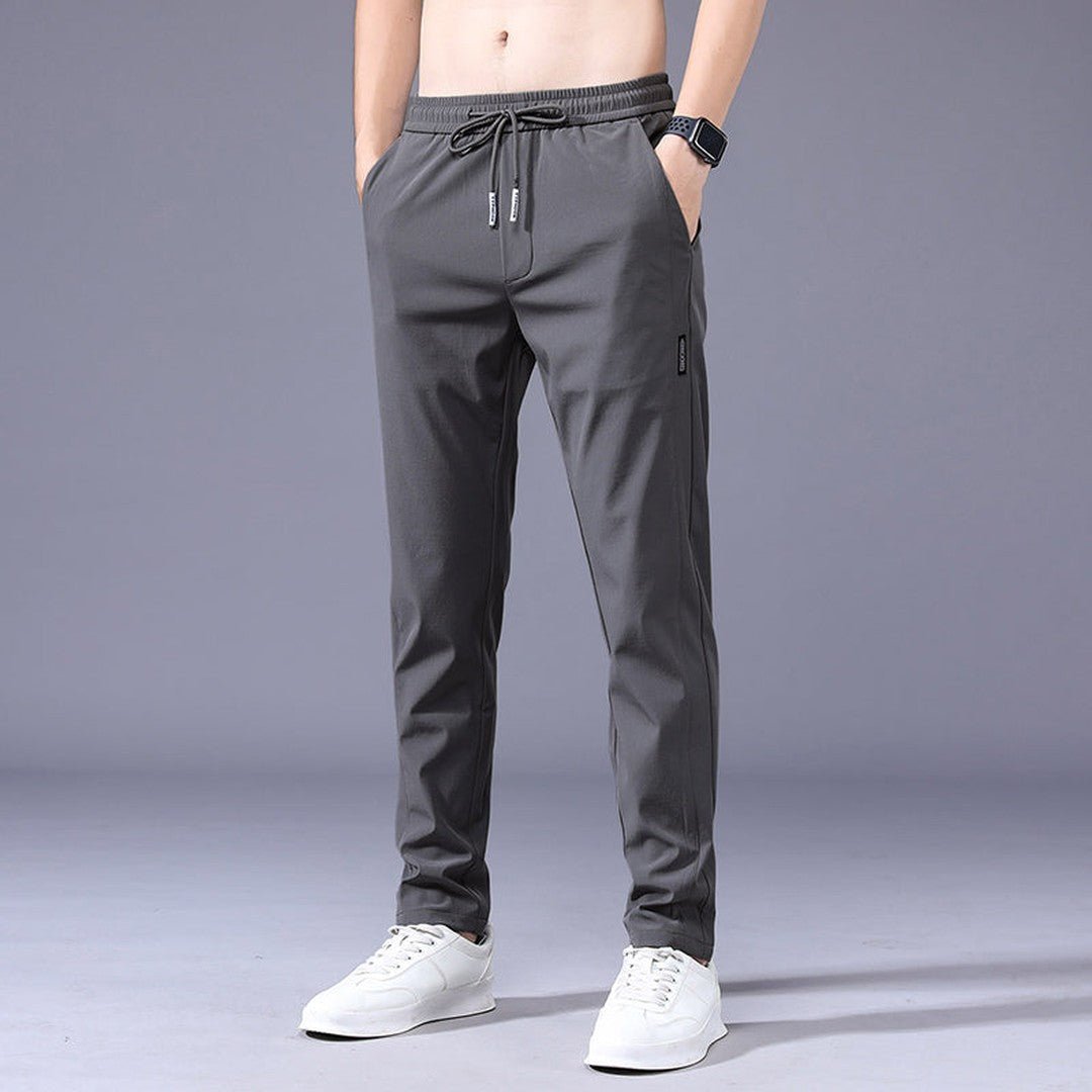 Man wearing the Vincent men's stretch pants, detail view