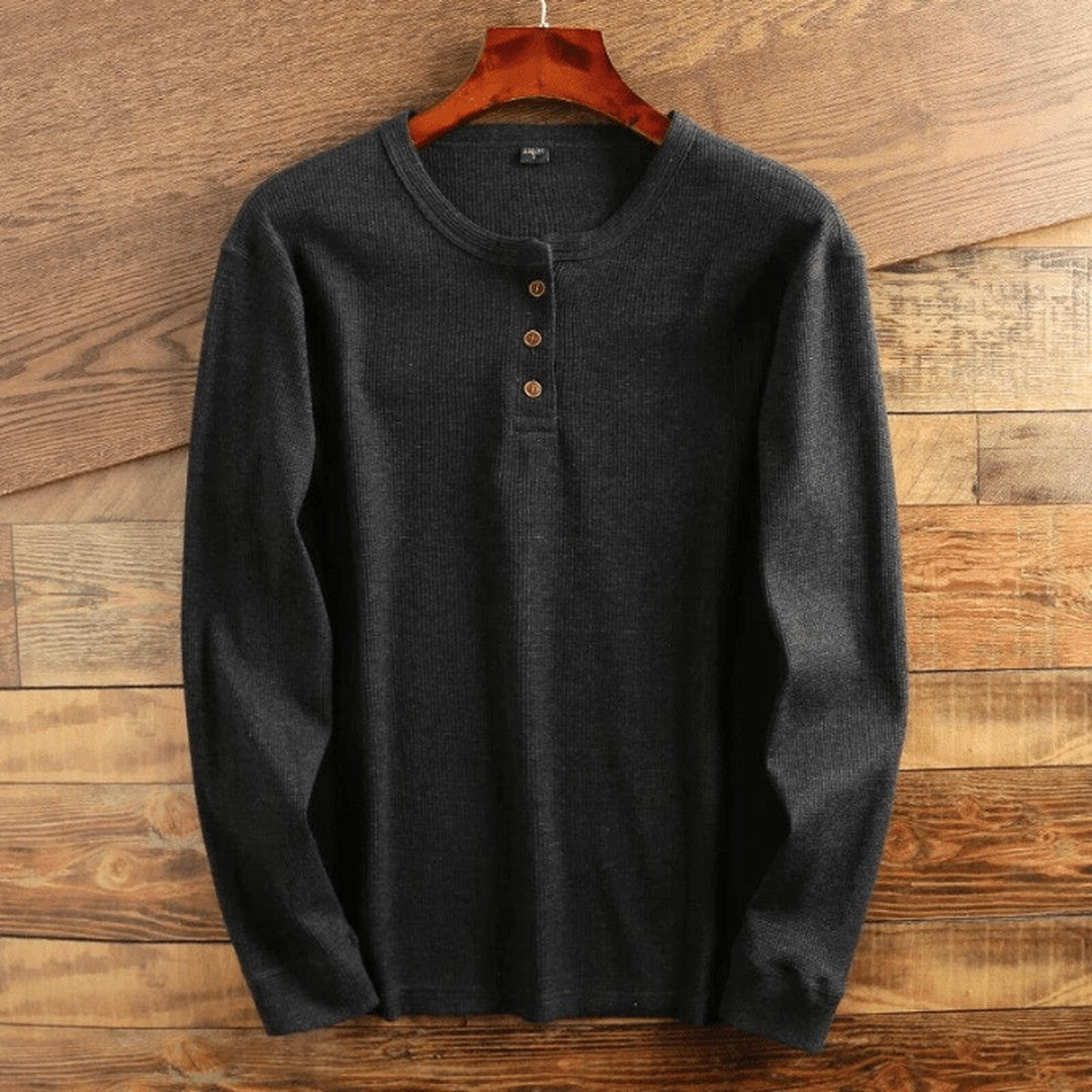 Man wearing the Waylon men's casual waffle-knit shirt, detail view