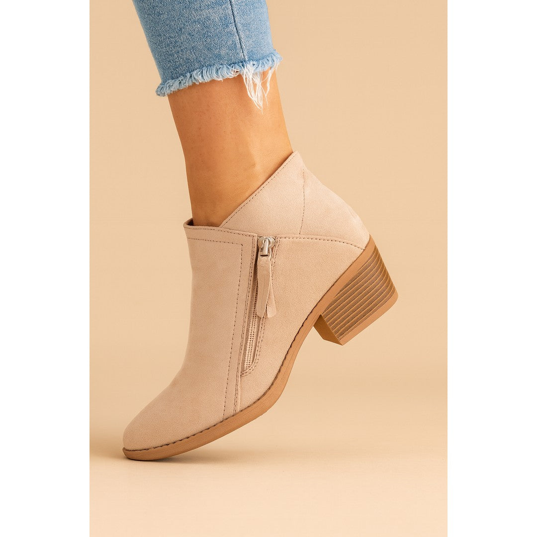 Woman wearing the Anais women's casual zip-up boots, 8 view