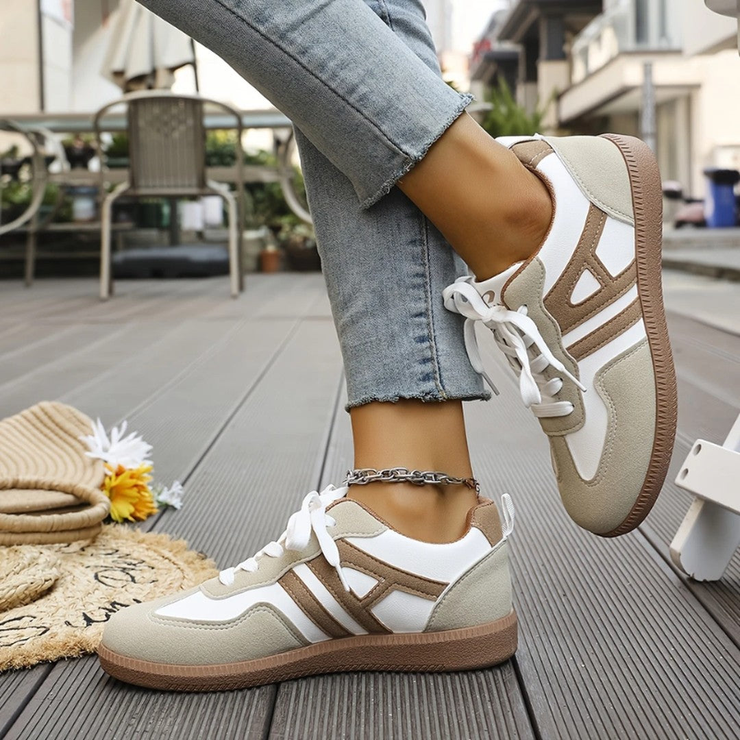 Woman wearing the Annabel women's wide-leg sneakers, detail view