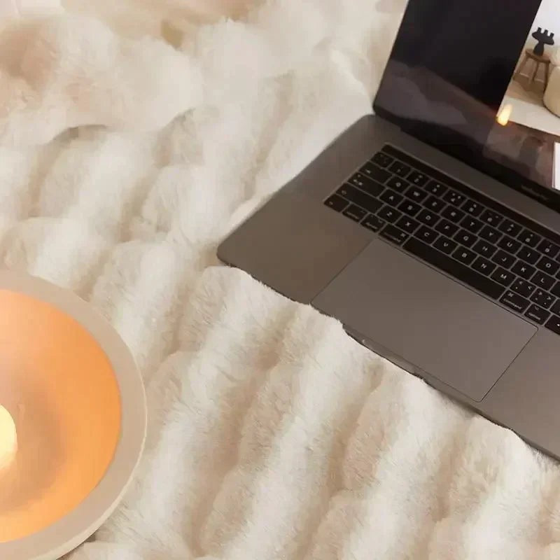 Long-pile faux fur fluffy throw blanket - product photo 8