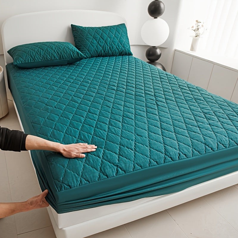 Quilted waterproof mattress protector - product photo 1
