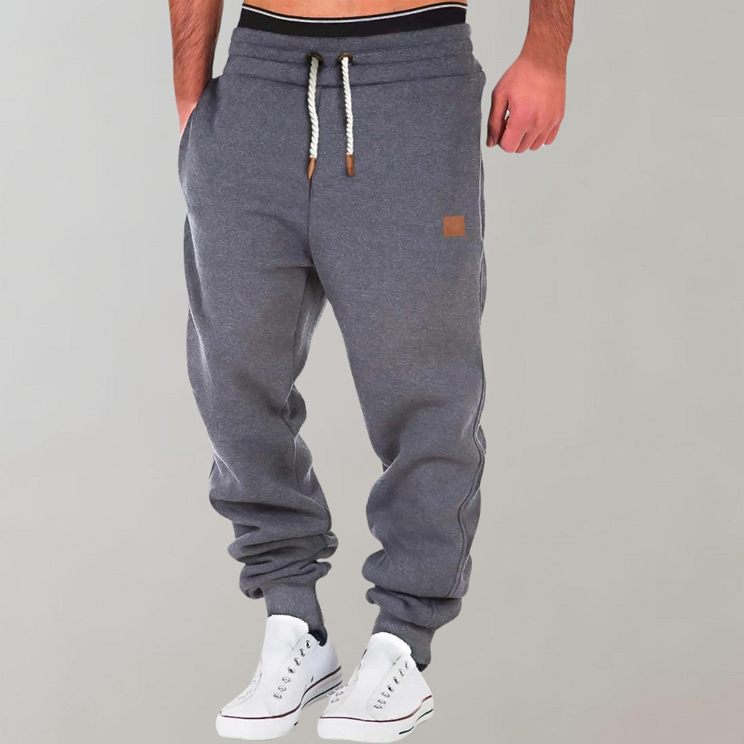 Man wearing the Cyrus men's joggers, detail view