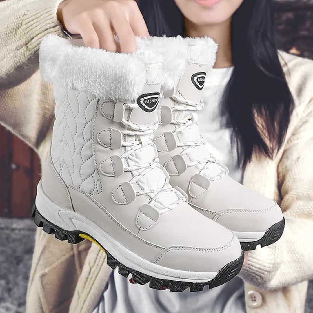 Woman wearing the Dagny women's boots, front view