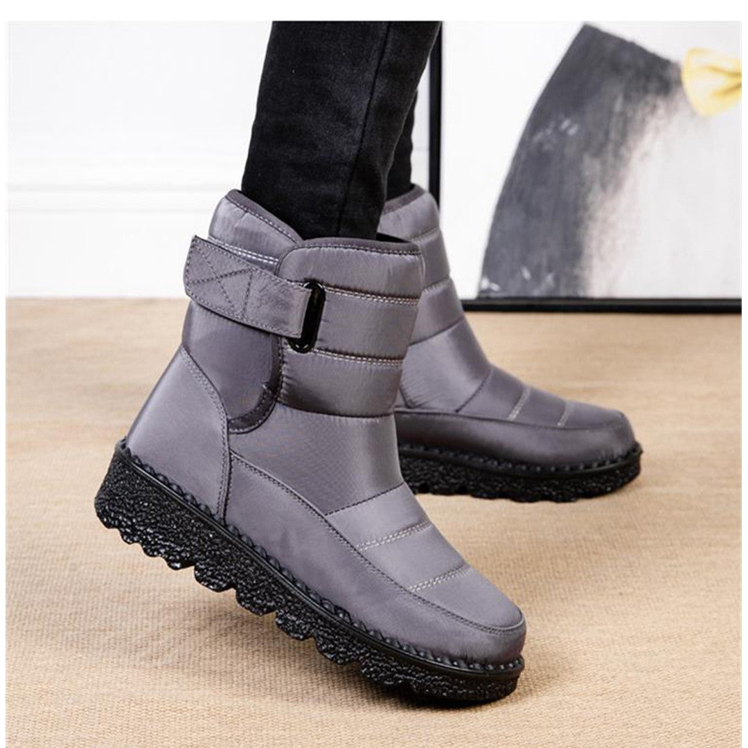 Man wearing the Desmond men's waterproof boots, detail view
