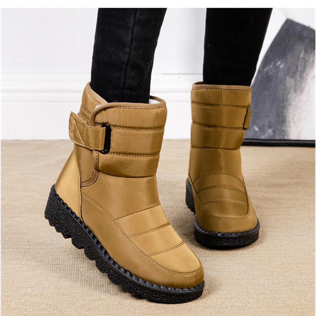 Man wearing the Desmond men's waterproof boots, model view