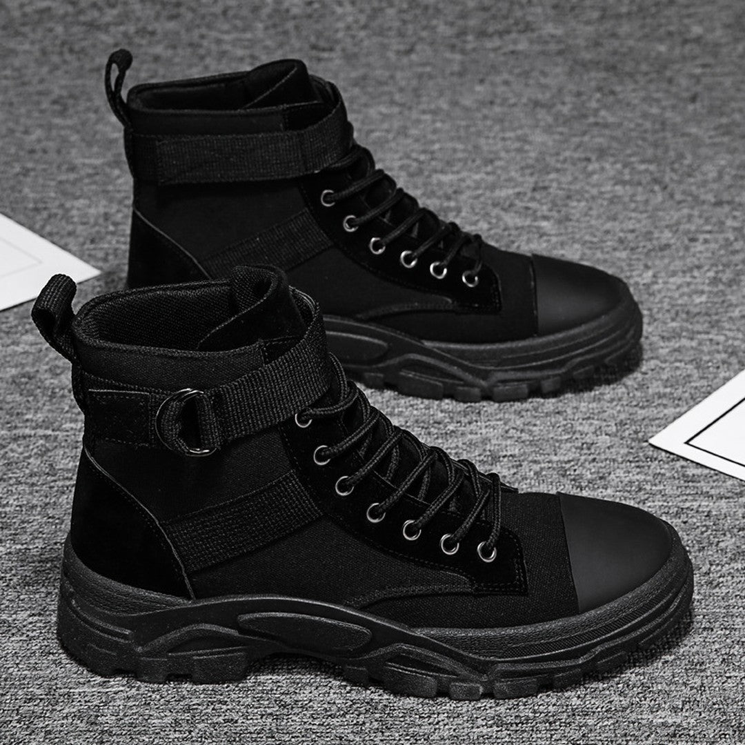 Man wearing the Dorian men's boots, side view