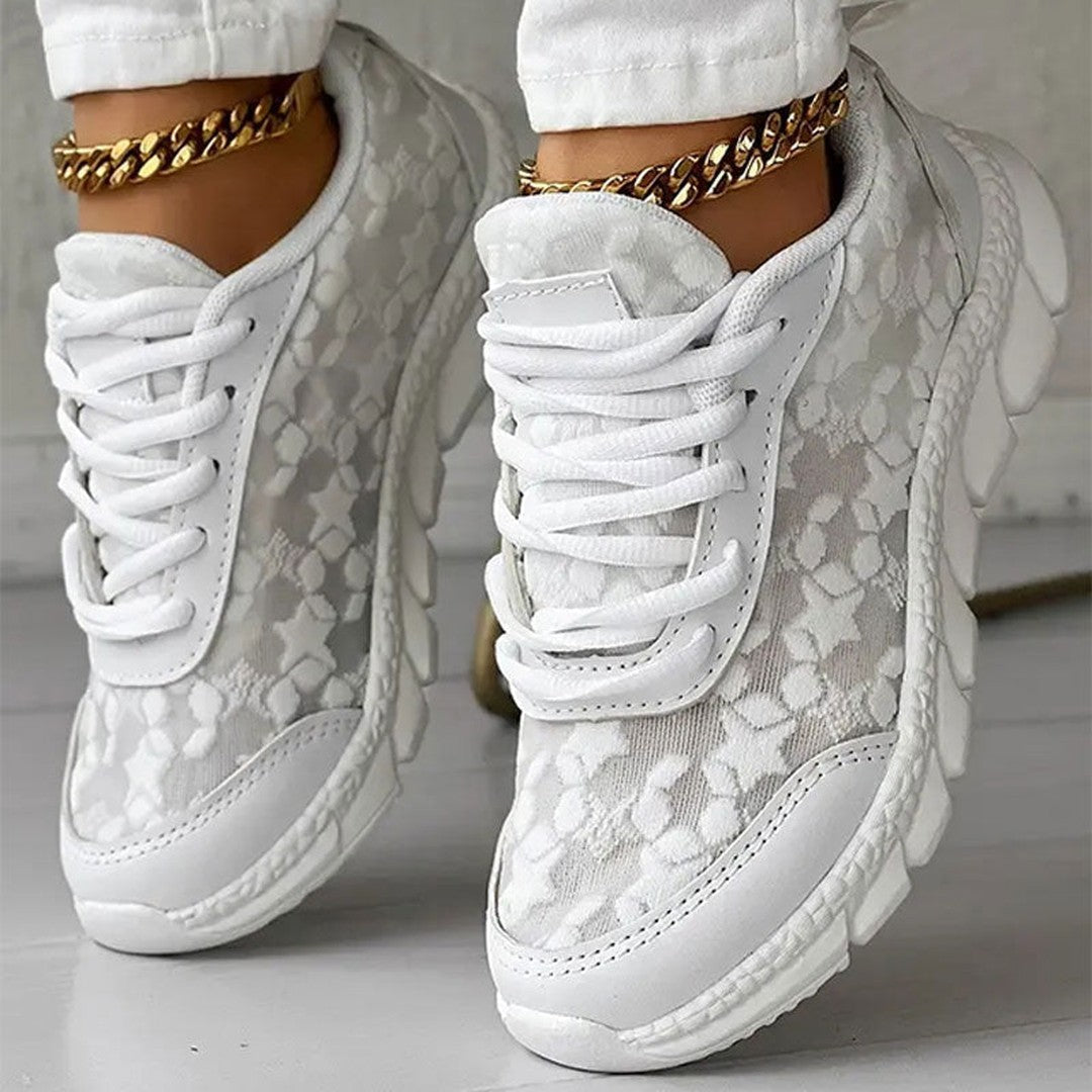 Woman wearing the Elodie women's sneakers, detail view
