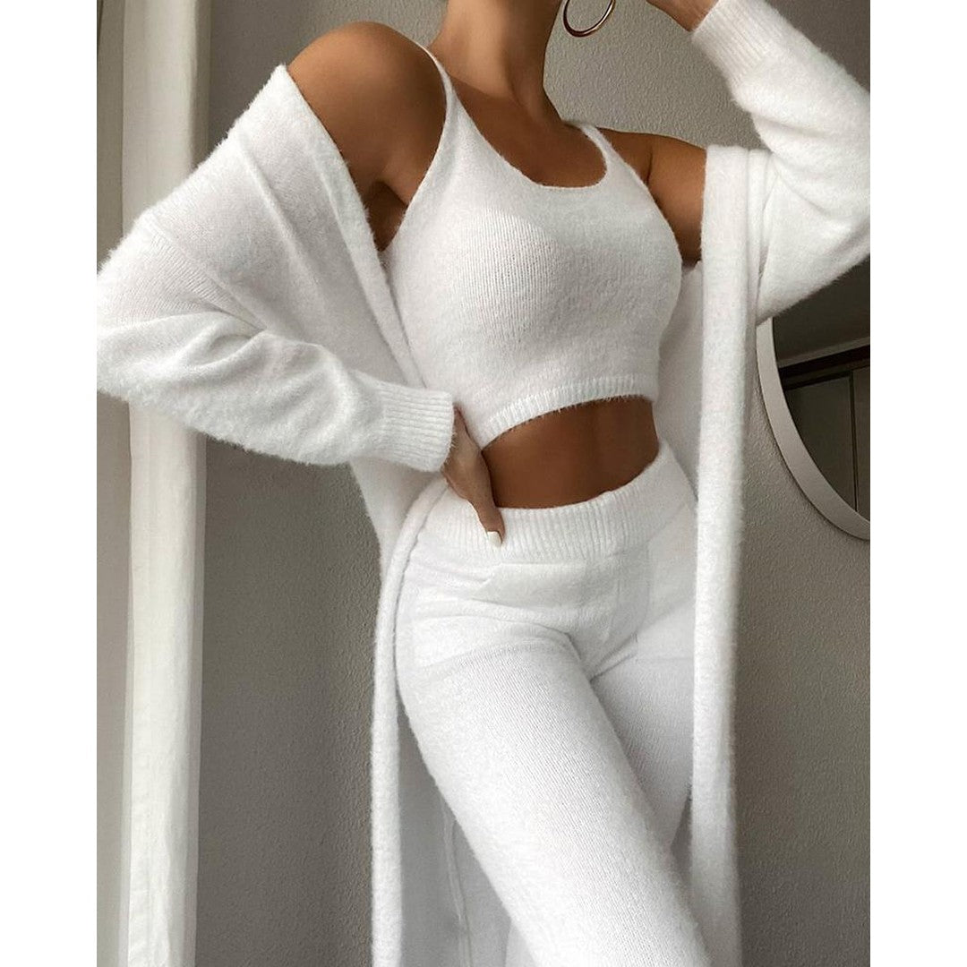 Woman wearing the Emmeline women's set, side view