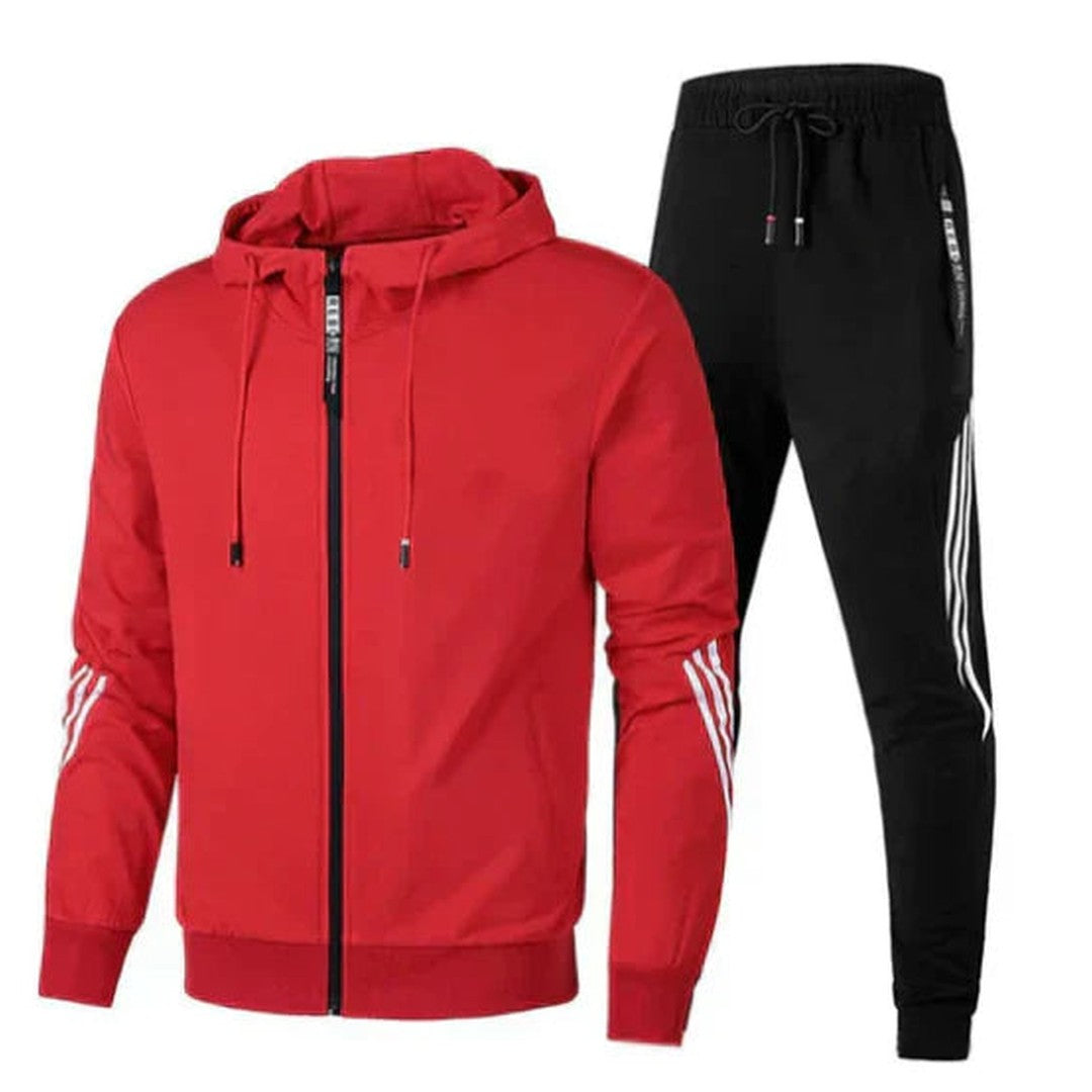 Man wearing the Enzo men's cotton tracksuit, detail view