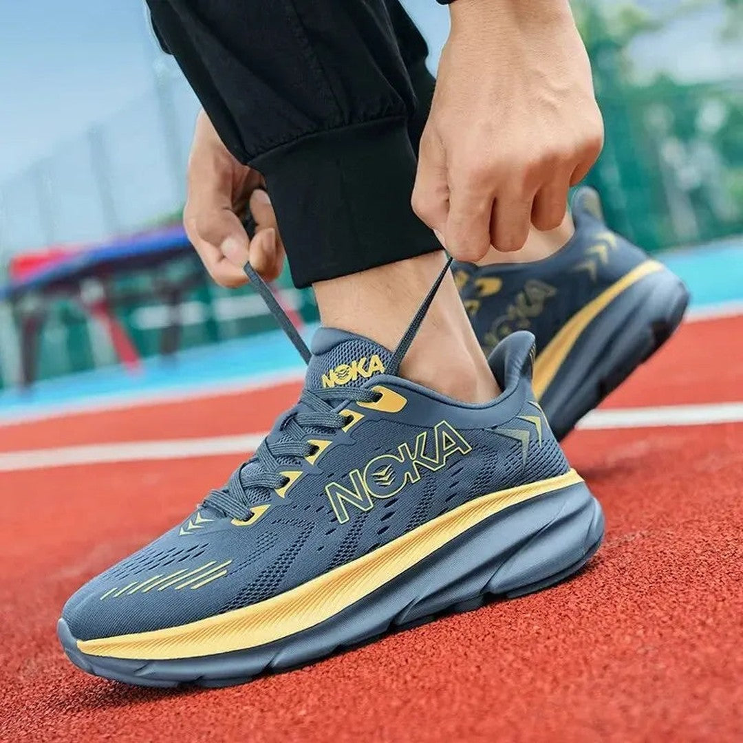 Woman wearing the Fernanda women's maxi running sneakers, back view