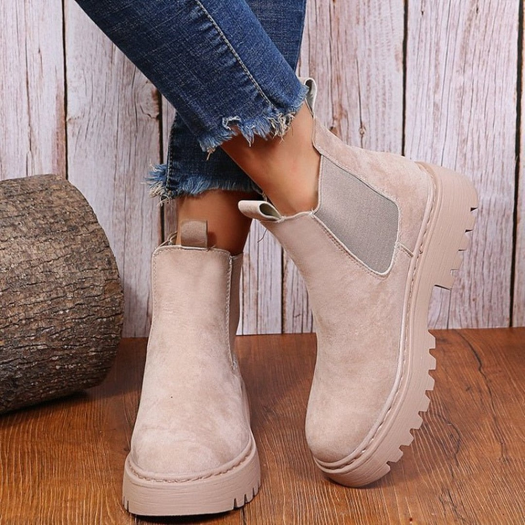 Woman wearing the Halle women's boots, front view