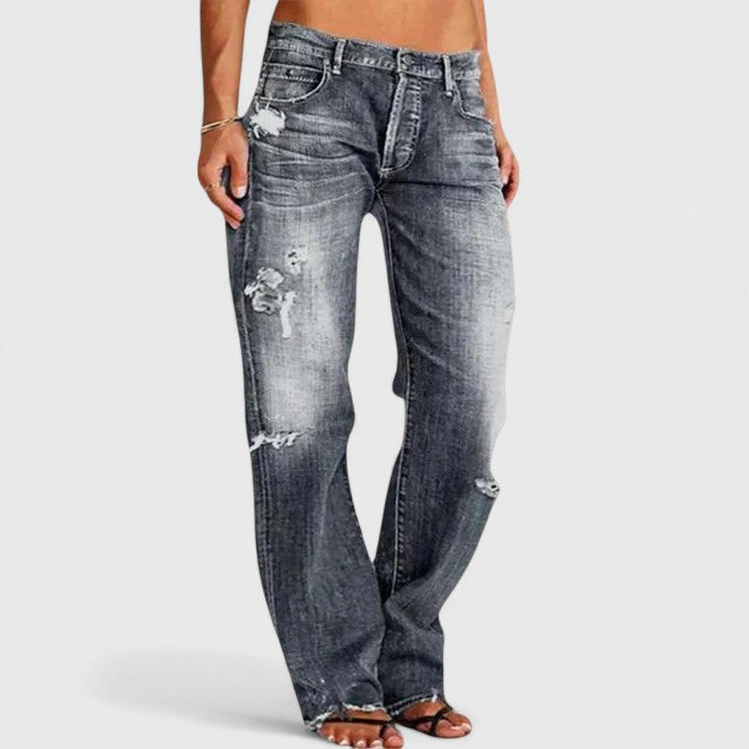 Woman wearing the Imelda women's wide-leg jeans, detail view