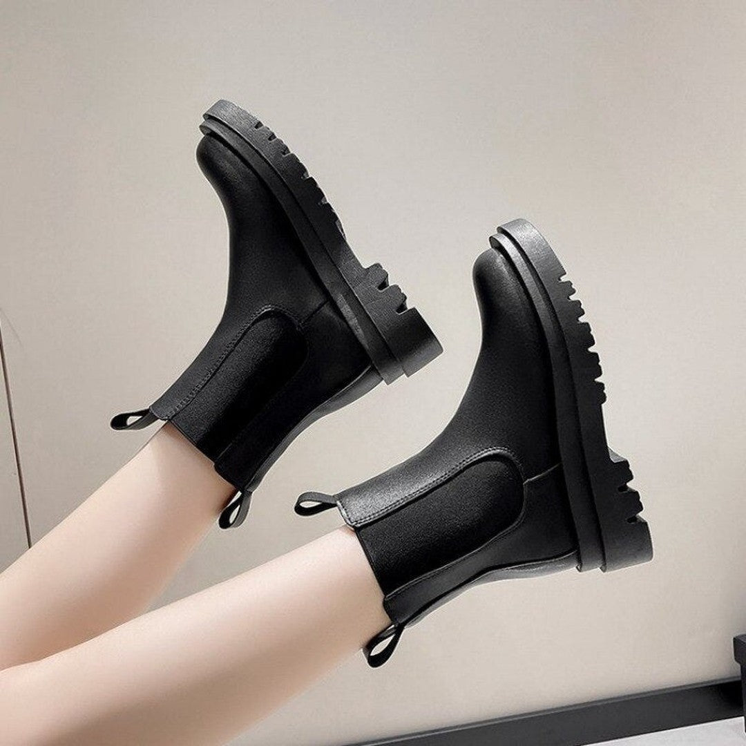 Woman wearing the Ingrid women's boots, front view
