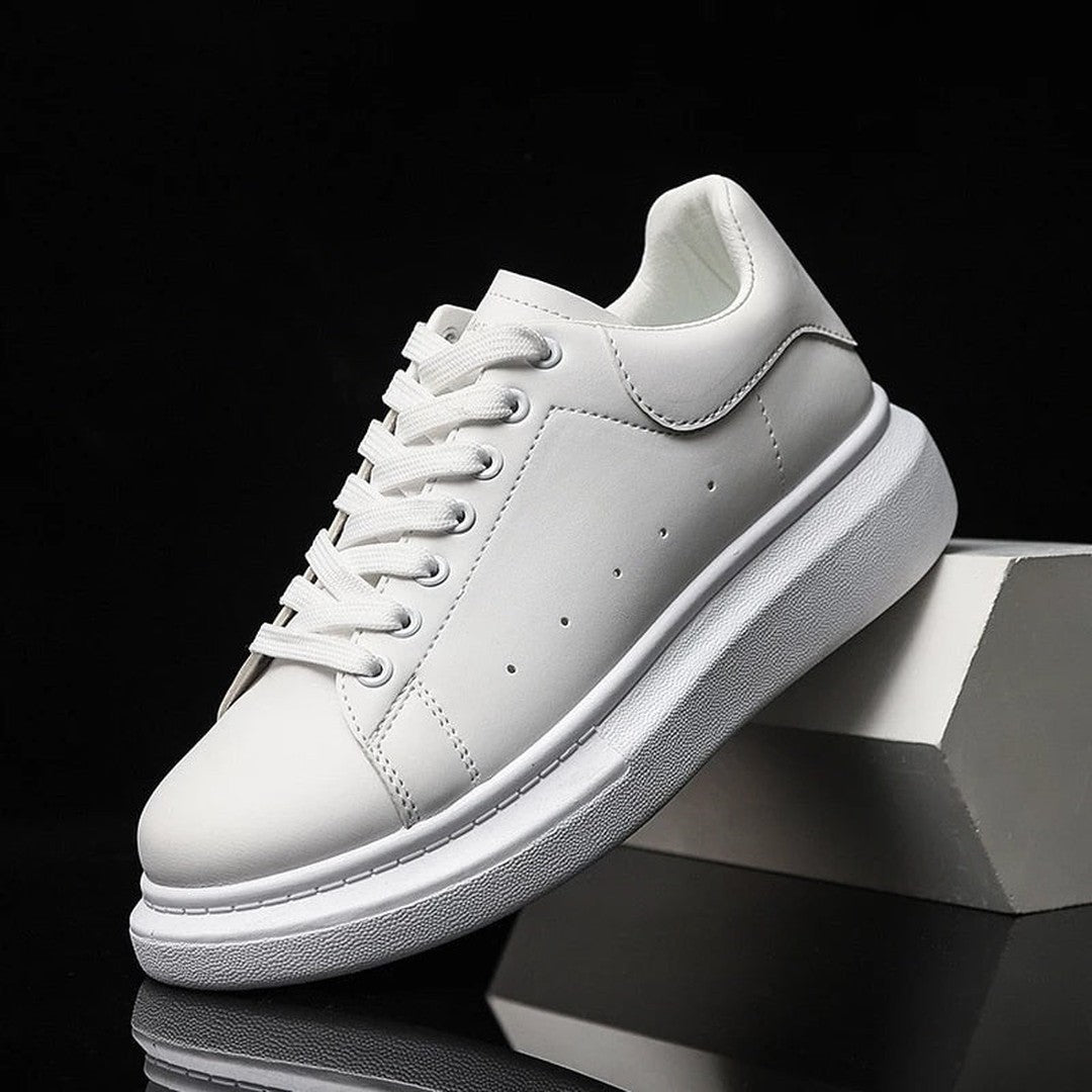 Man wearing the Keaton men's lightweight sneakers, detail view