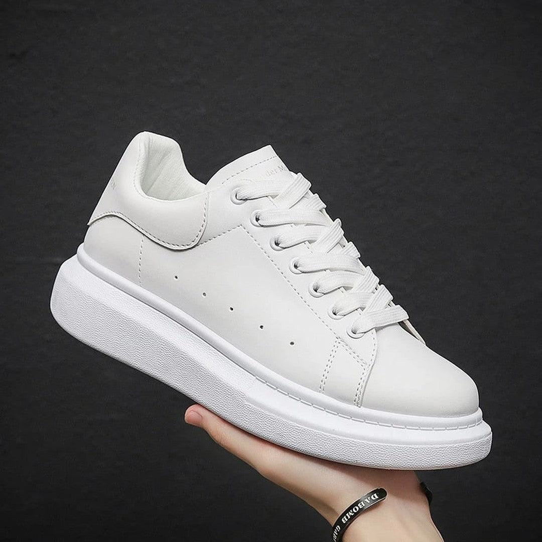 Man wearing the Keaton men's lightweight sneakers, model view
