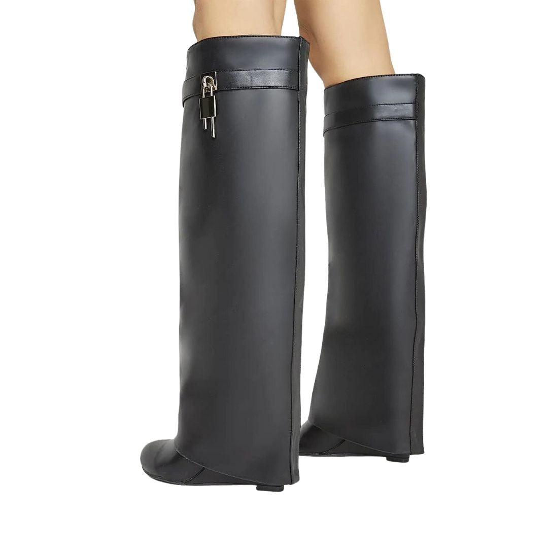 Man wearing the Kingston men's leather boots, front view