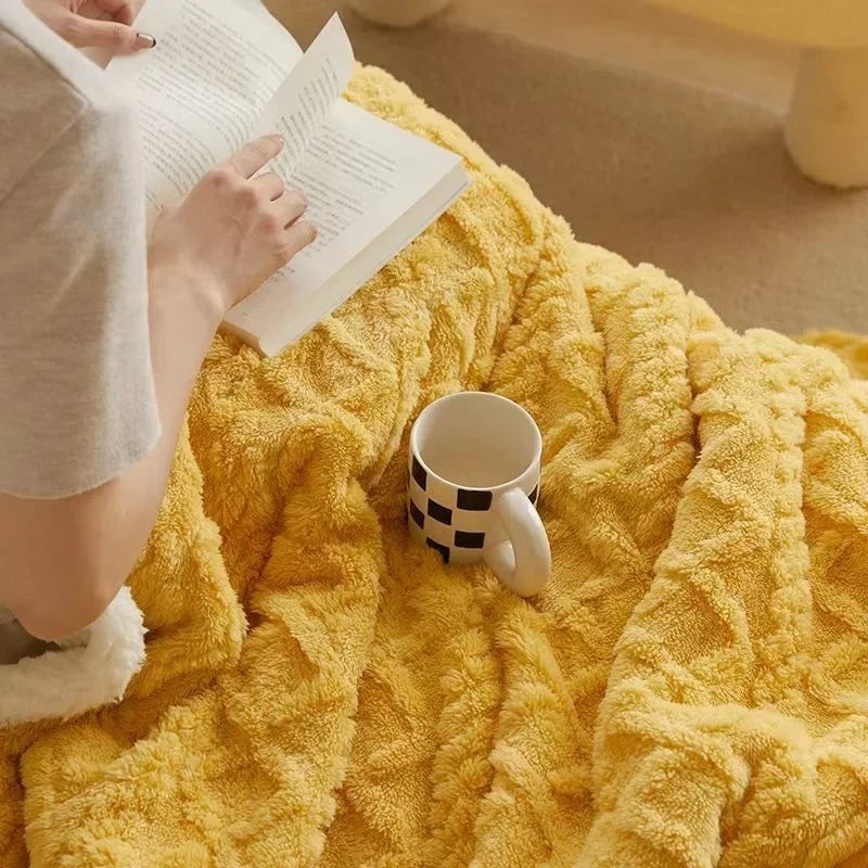 Thick lambswool and fleece winter blanket - product photo 3
