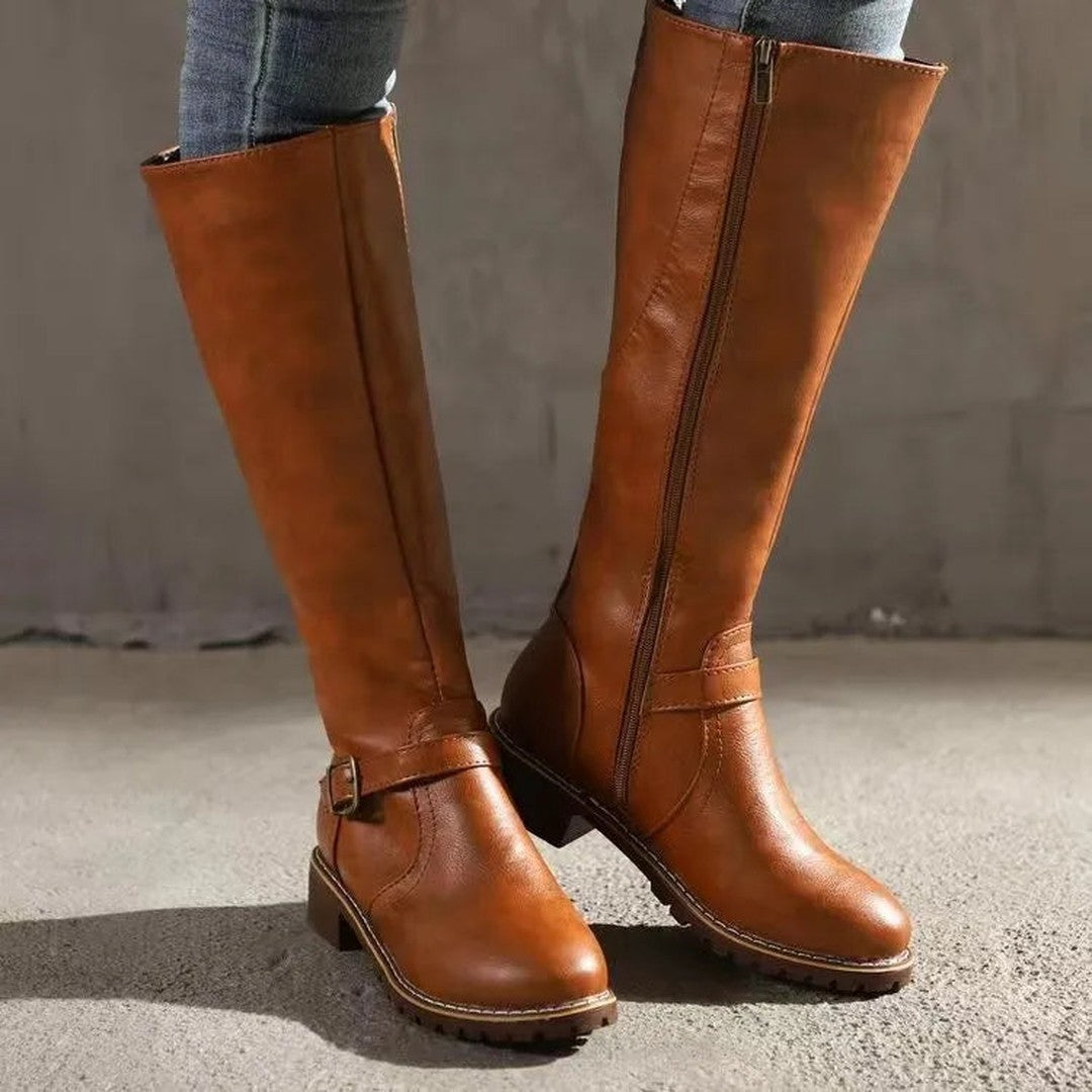 Woman wearing the Melisande women's classic boots, detail view