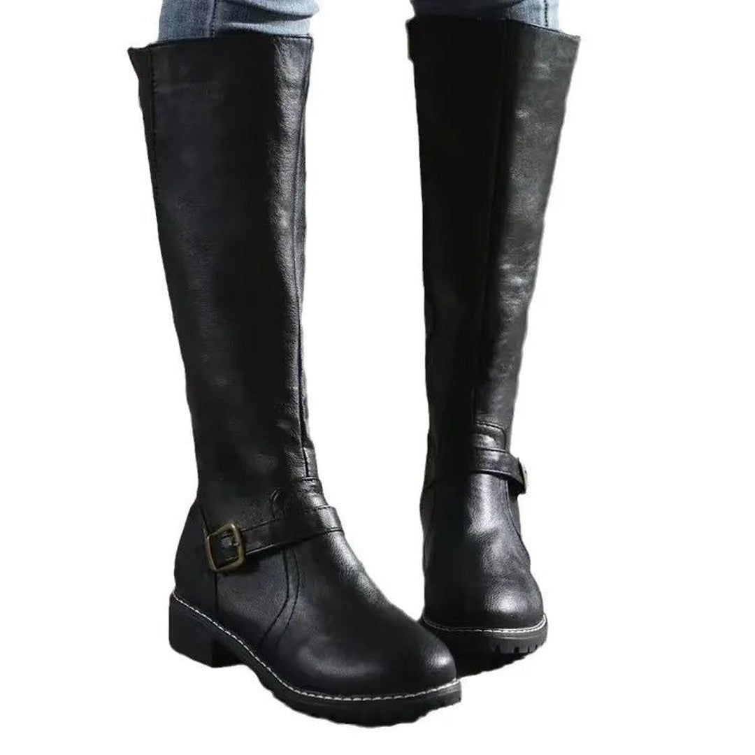 Woman wearing the Melisande women's classic boots, model view