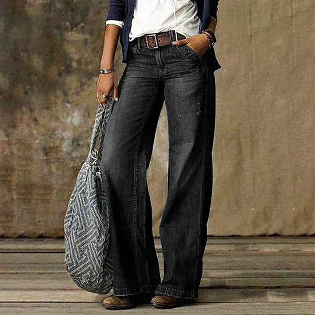 Woman wearing the Neve women's pants, detail view