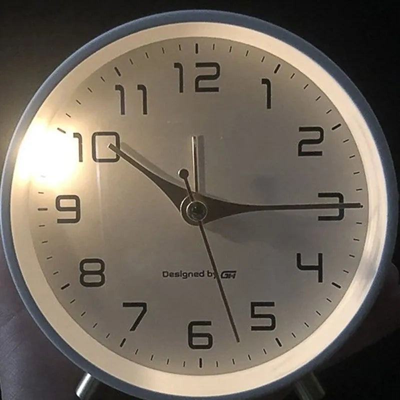 Silent Scandinavian table clock - product photo 3