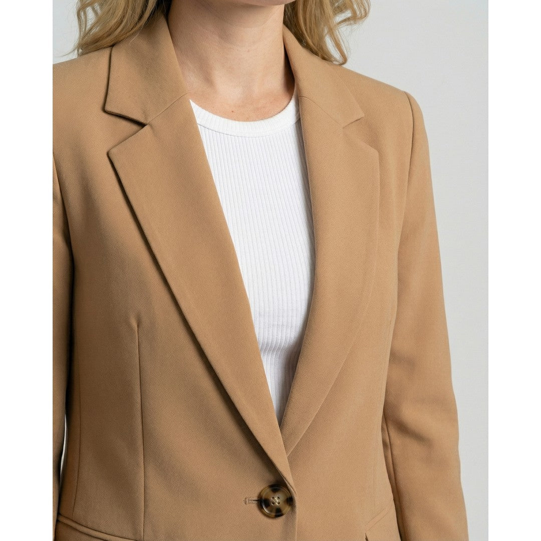 Woman wearing the Ophelia women's elegant blazer, detail view