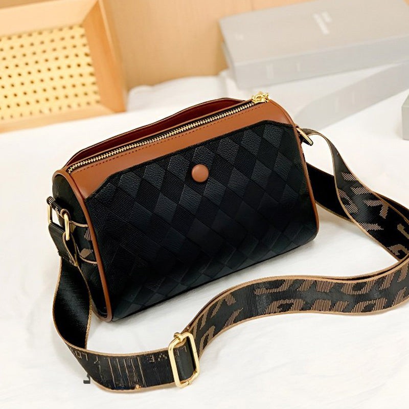 Three-compartment quilted crossbody bag - product photo 3