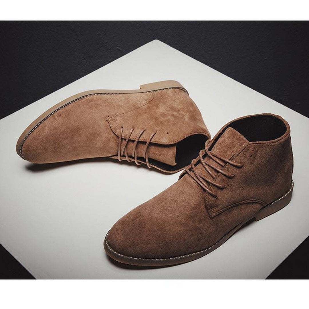 Man wearing the Ramsey men's boots, model view